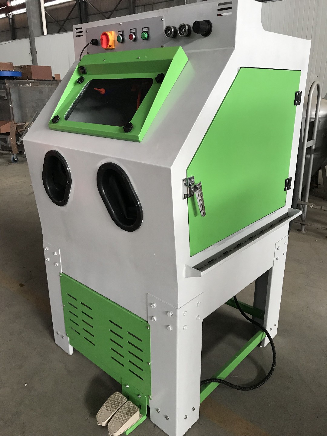 （標準型）手動液體噴砂機-◆適用范圍◇騰博噴砂機械廠生產(chǎn)的液體噴砂機采用砂水混合噴砂，使加工表面更加細膩，磨料消耗小。其噴槍即···