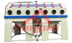 （非標型）手動液體噴砂機-噴砂設備特點： 騰博系列（非標型）手動液體噴砂機采用砂水混合磨料，使得加工工件表面更加細膩，同時減小了···